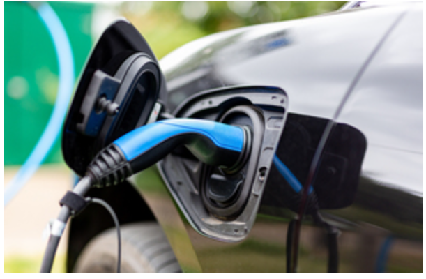 รถไฟฟ้าขณะชาร์จ สำหรับข่าวรีวิว ZEV Mandate ของสหราชอาณาจักร