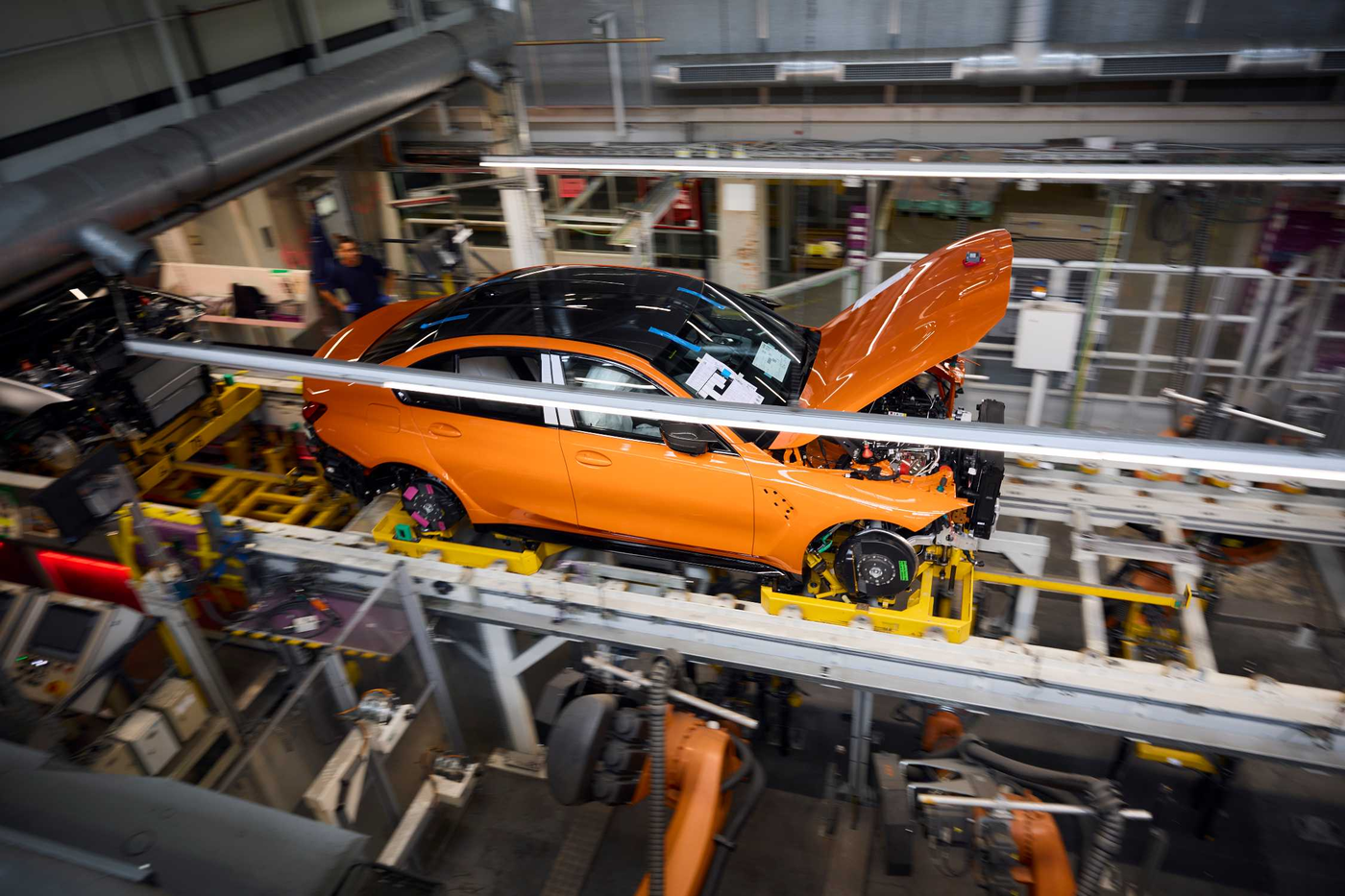 BMW M3 สี Individual Fire Orange III ระหว่างประกอบ