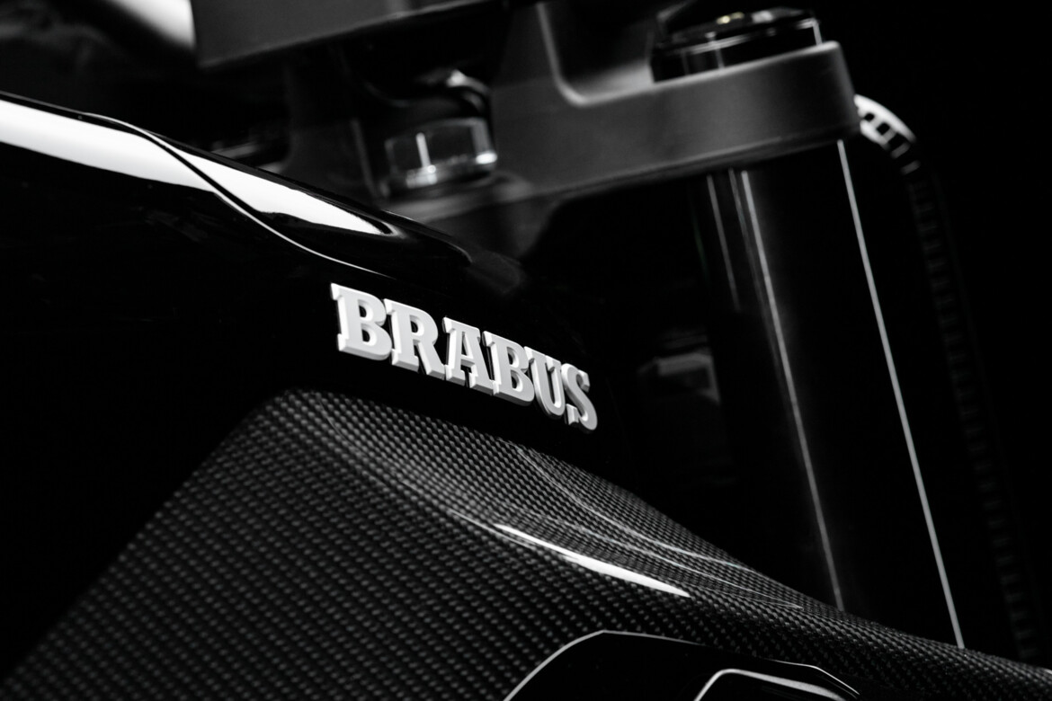 รายละเอียดคาร์บอนและโลโก้ BRABUS บน URBAN E Fragment Edition
