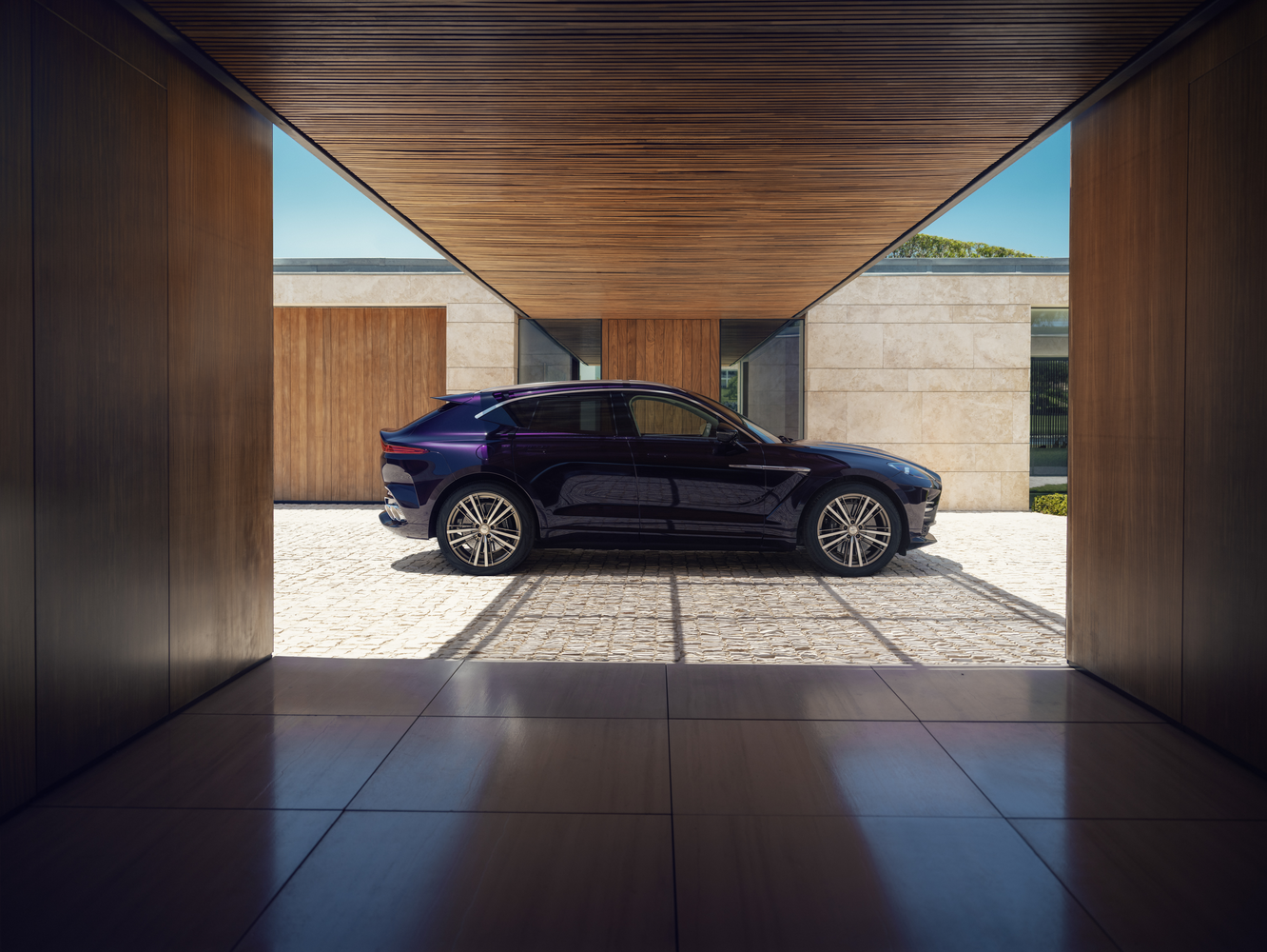 Aston Martin DBX GT ใหม่ มุมด้านข้าง