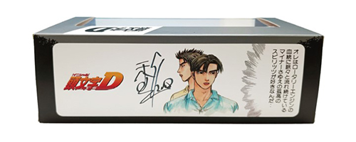 ด้านหลังแพ็กเกจ Mazda Initial D RX-7 พร้อมลายเซ็นผู้เขียน
